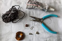 Leather pendant with celtic cat's paw knot